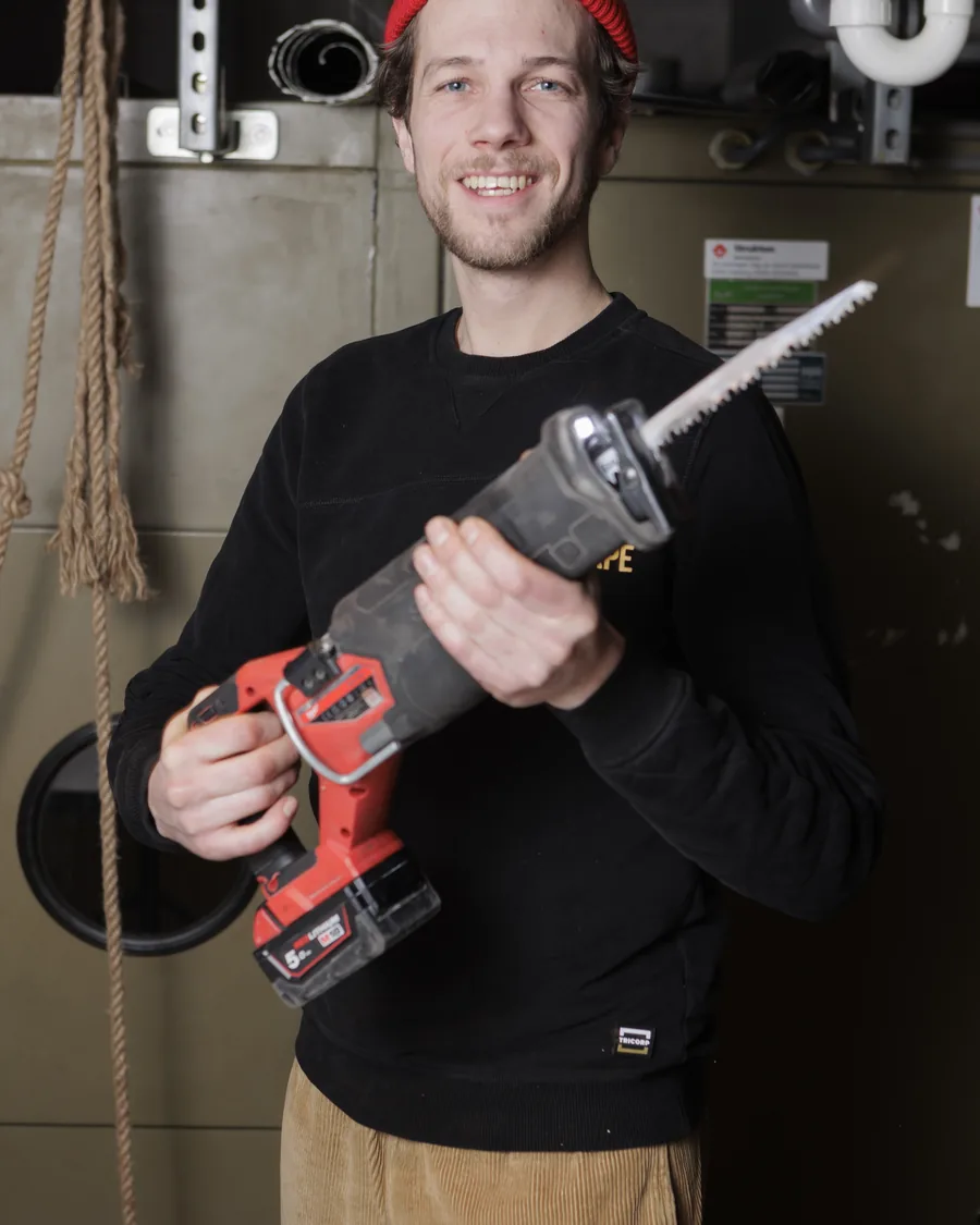 Job Kemper met een cirkelzaag en een accuschroevendraaier