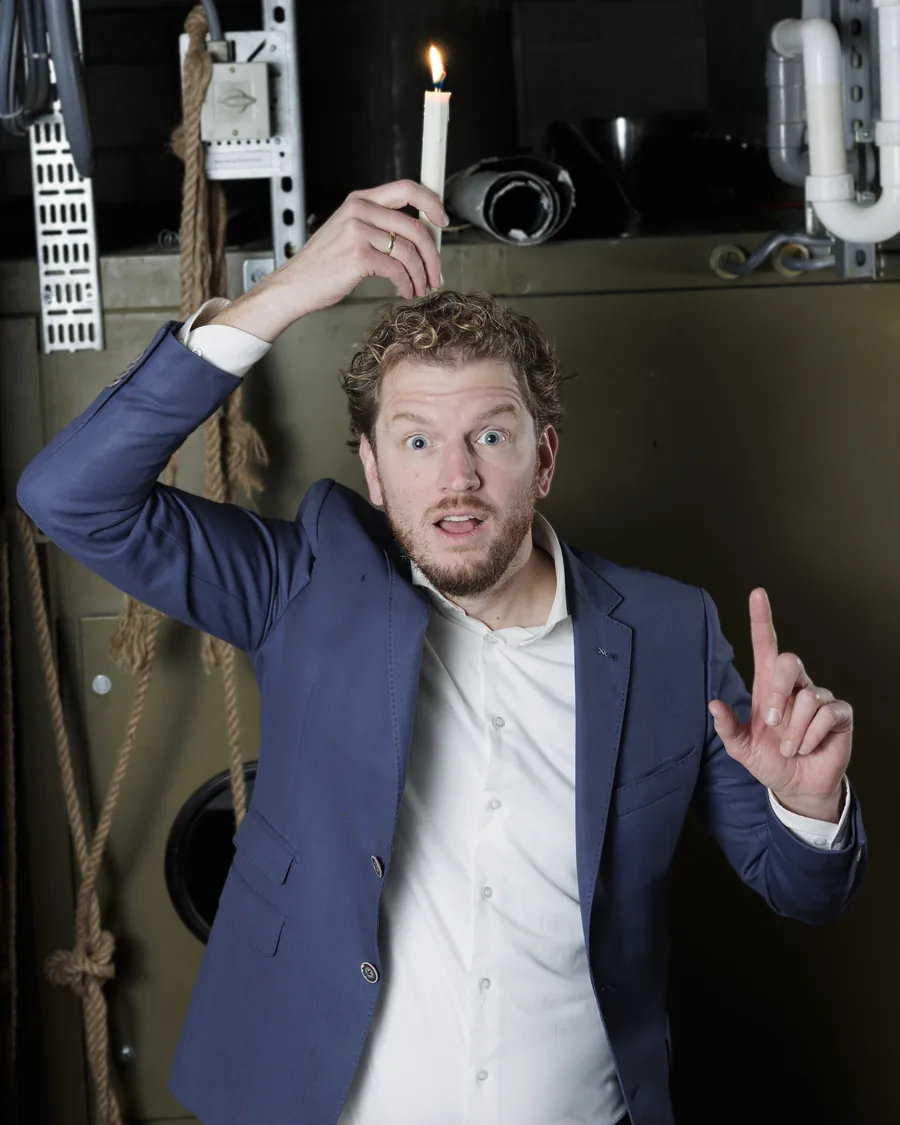 Laurens van Laar met een brandende kaars in de werkplaats