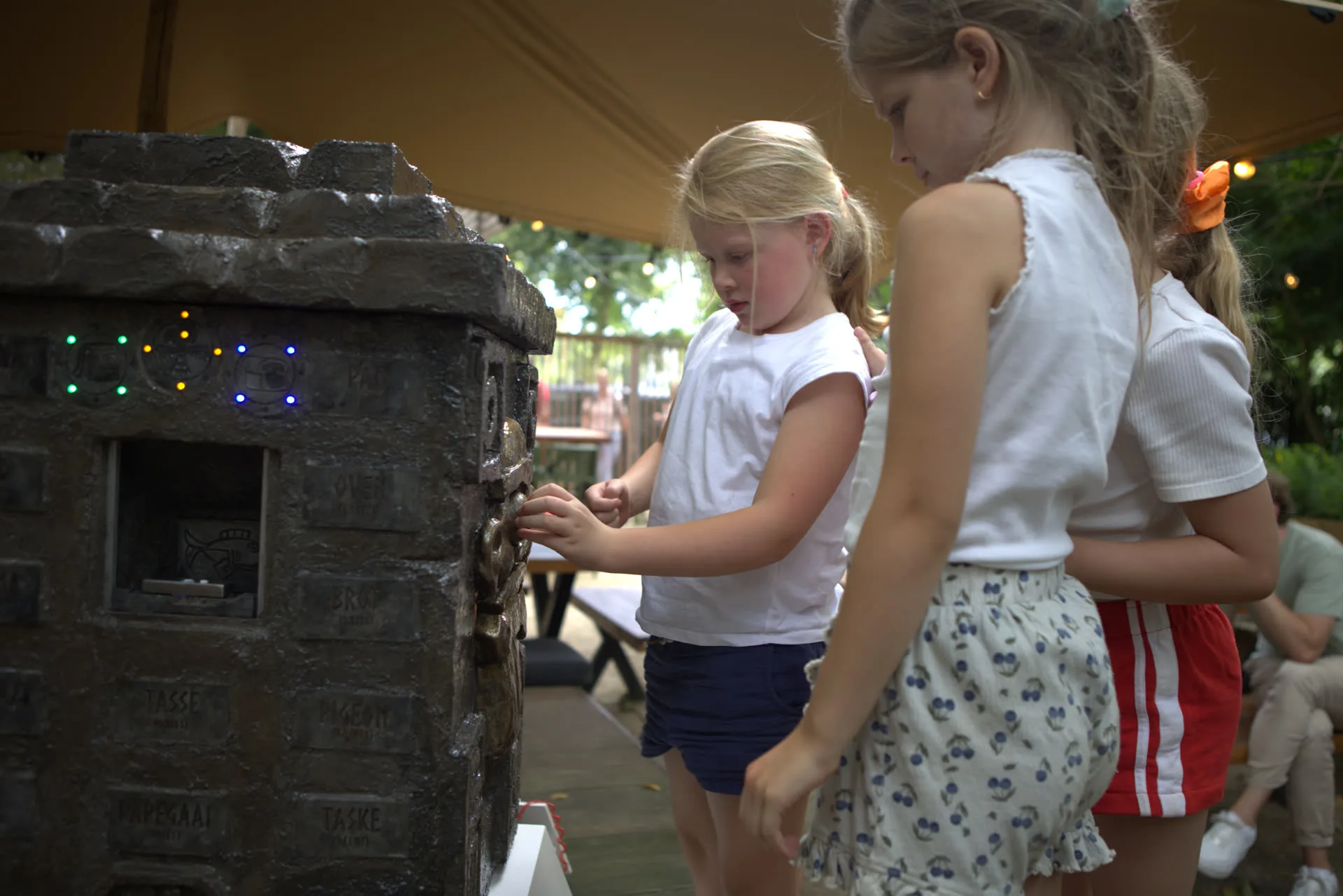 Kinderen lossen samen puzzels op met de Taalstenen, interactieve taalbeleving
