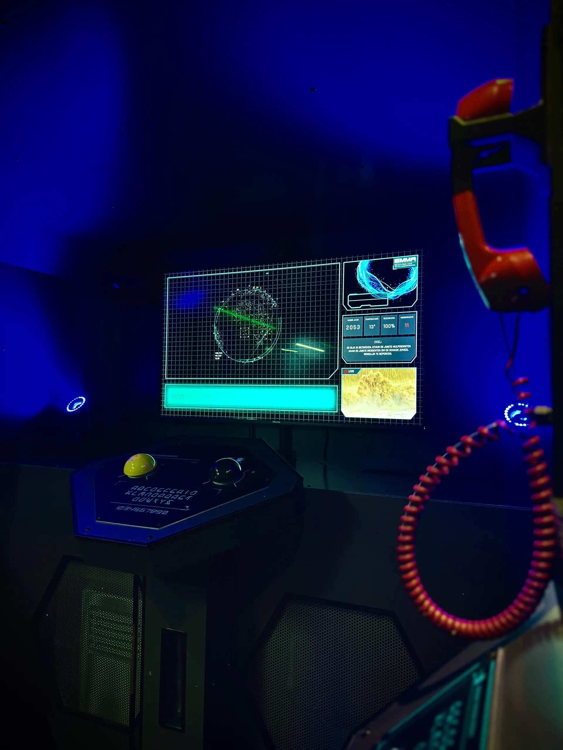 Spelers in The Time Jump tijdmachine, interactieve klimaatbeleving in de SRV-wagen